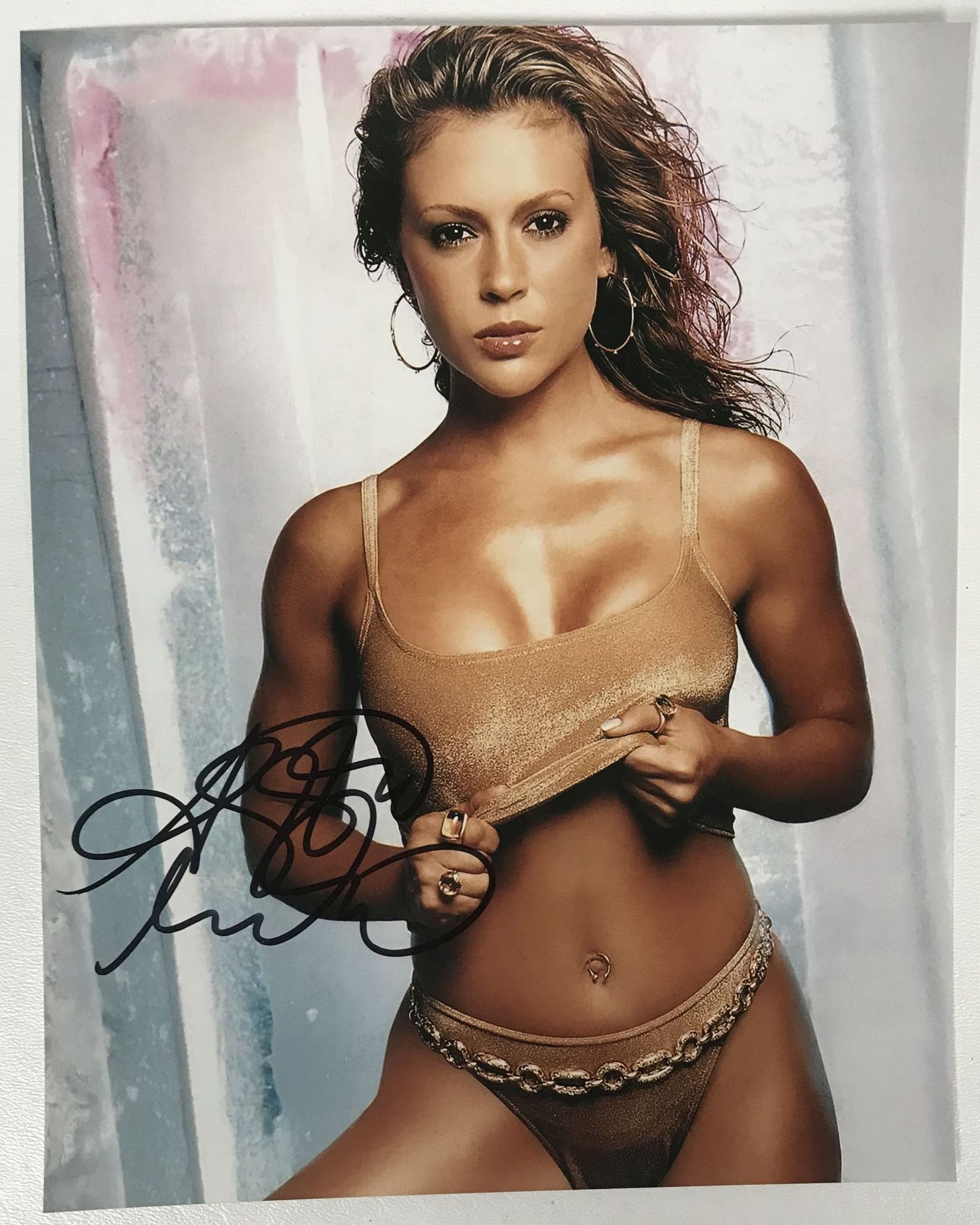 alyssa-milano-autographed-glossy-8x10-photo-aacs-autographs
