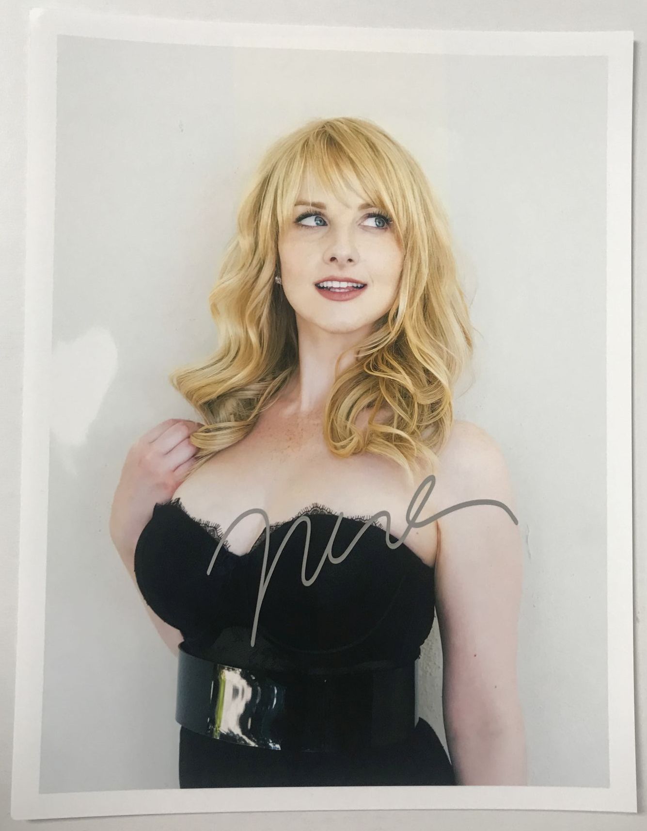Melissa Rauch Autographed Glossy 8x10 Photo AACS Autographs sjx-watches
