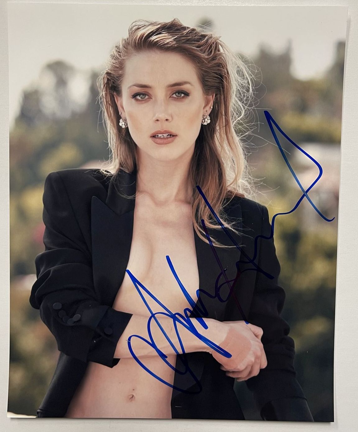 Amber Heard Autographed Glossy 8x10 Photo | AACS Autographs
